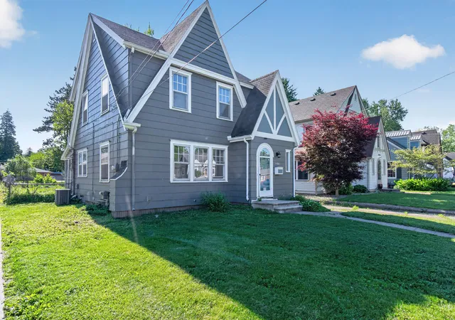 Photo 3 of Single family home for sale at 1109 S Webster St, Jackson, MI 49203 | MLS# 55026028383 | Listing updated on 2026-08-03