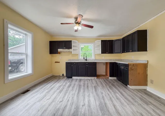3rd image of 205 Pokagon St, Dowagiac, MI 49047 | MLS# 69026028385