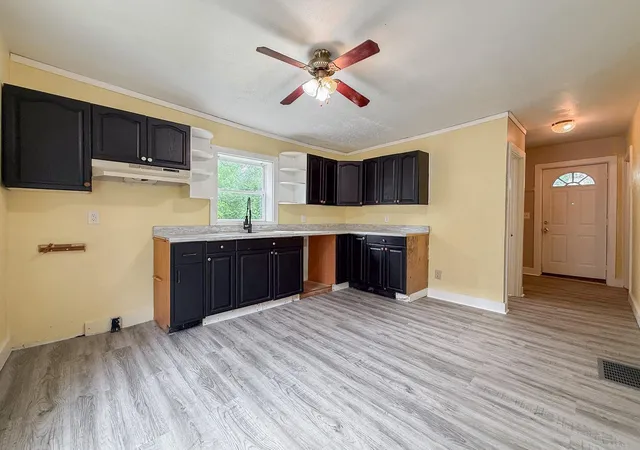 4th image of 205 Pokagon St, Dowagiac, MI 49047 | MLS# 69026028385
