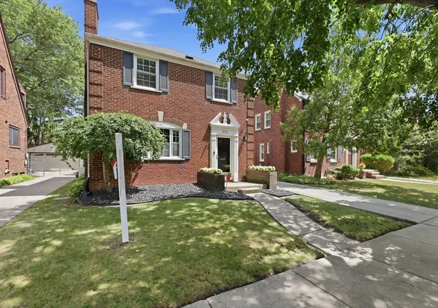 3rd image of 456 Manor St, Grosse Pointe Farms, MI 48236 | MLS# 81026028437