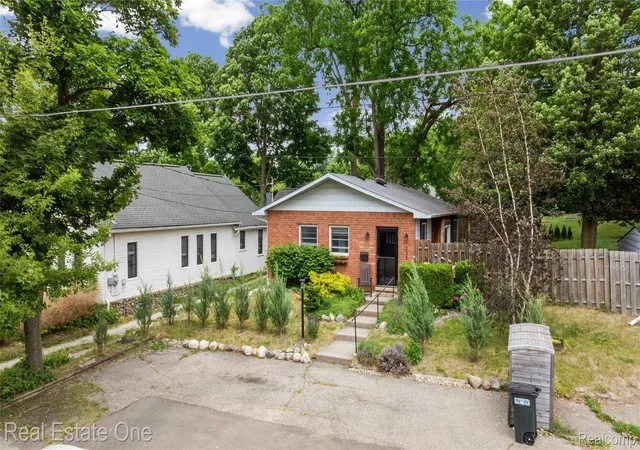 Photo 2 of Single family home for sale at 225 1st Street, Fenton, MI 48430 | MLS# 20261043557 | Listing updated on 2026-08-28