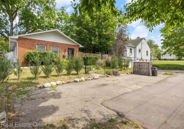 Photo 3 of Single family home for sale at 225 1st Street, Fenton, MI 48430 | MLS# 20261043557 | Listing updated on 2026-08-28