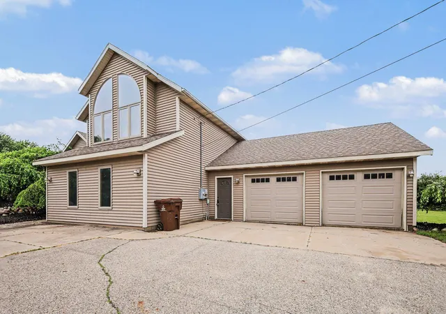 Photo 3 of Single family home for sale at 15530 Snauble Ave Ne, Cedar Springs, MI 49319 | MLS# 72026028471 | Listing updated on 2026-09-17