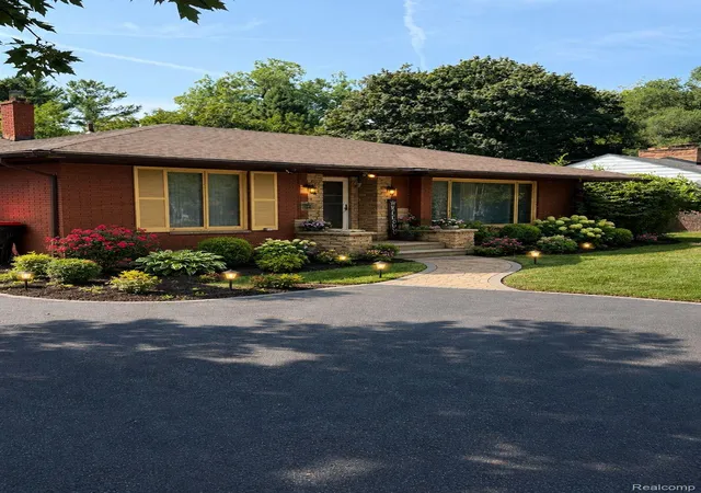 Photo 3 of Single family home for sale at 23521 Lee Baker Dr, Southfield, MI 48075 | MLS# 20261043632 | Listing updated on 2026-09-22