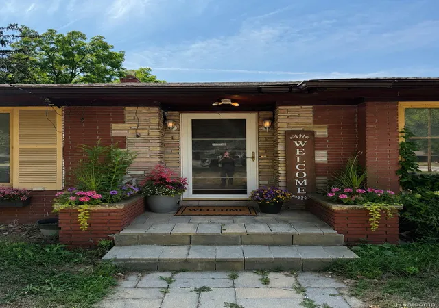 Photo 4 of Single family home for sale at 23521 Lee Baker Dr, Southfield, MI 48075 | MLS# 20261043632 | Listing updated on 2026-09-22