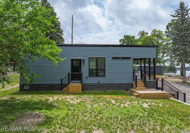Homes for sale in Fenton Charter Township Genesee, MI | 27 Sunset Lane, Fenton Charter Township Genesee, MI 48430 | MLS# 20261043723