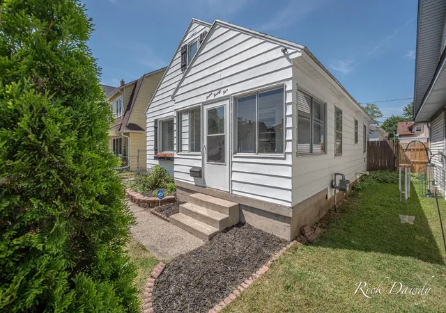 Photo 2 of Single family home for sale at 1225 Rathbone St Sw, Wyoming, MI 49509 | MLS# 65026028623 | Listing updated on 2026-10-12