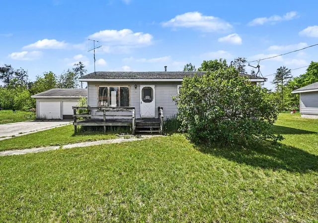 Photo 2 of Single family home for sale at 561 Pembroke Dr, Grayling, MI 49738 | MLS# 65026028669 | Listing updated on 2026-09-16