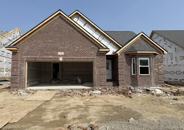 2nd image of 374 Devonshire Dr, Lapeer, MI 48446