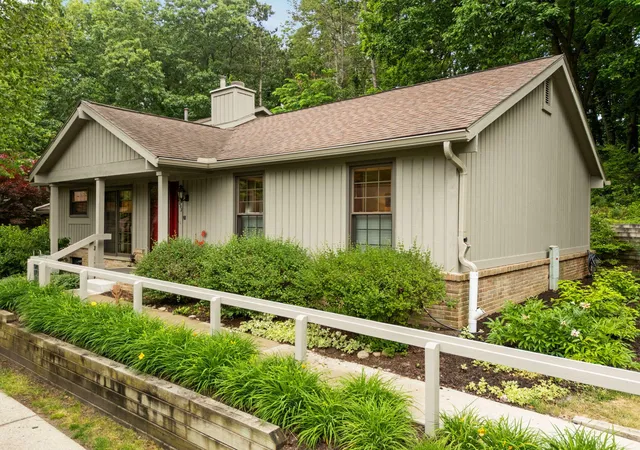 1st image of 2202 Pine Grove Ct, Ann Arbor, MI 48103 | MLS# 81026028709