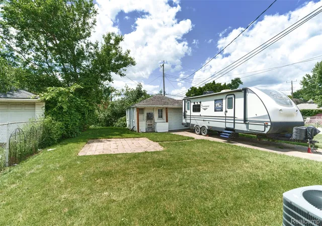 Photo 4 of Single family home for sale at 9325 Stahelin Ave, Detroit, MI 48228 | MLS# 20261043900 | Listing updated on 2026-07-10
