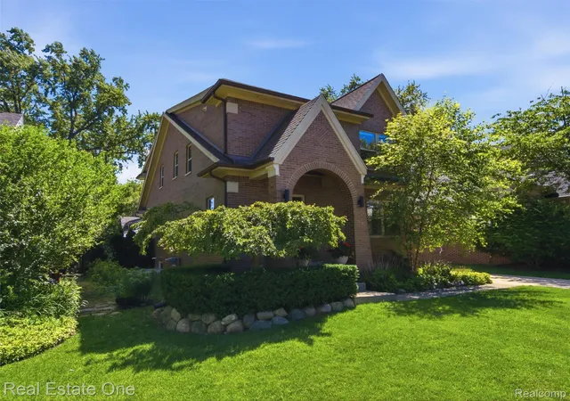 Photo 3 of Single family home for sale at 10125 Borgman Ave, Huntington Woods, MI 48070 | MLS# 20261043939 | Listing updated on 2026-06-20