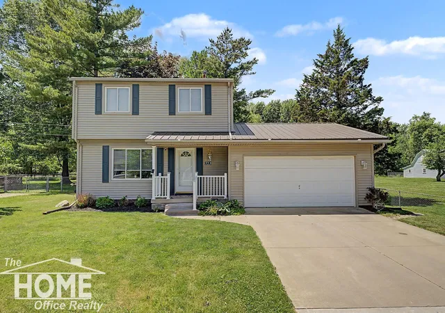 Photo 1 of Single family home for sale at 723 Center St, Owosso, MI 48867 | MLS# 5050211131 | Listing updated on 2026-06-15