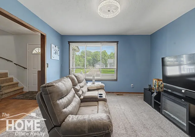 Photo 3 of Single family home for sale at 723 Center St, Owosso, MI 48867 | MLS# 5050211131 | Listing updated on 2026-06-15