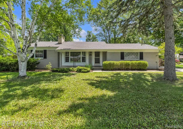 Photo 1 of Sale Pending at 31923 Bella Vista Dr, Farmington Hills, MI 48334 | MLS# 20261044107 | Listing updated on 2026-06-15