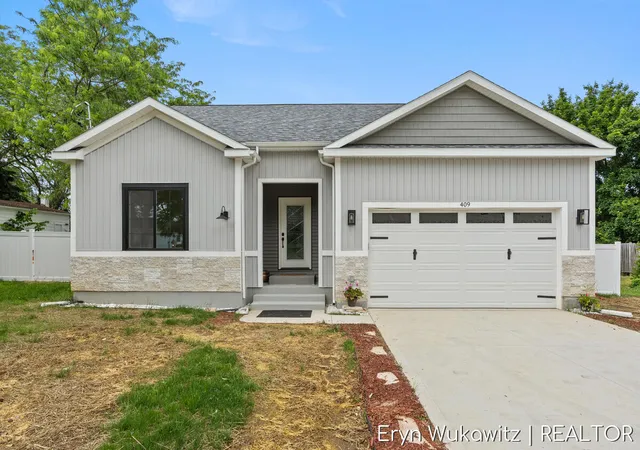 Photo 1 of Single family home for sale at 409 6 Mile Rd Nw, Comstock Park, MI 49321 | MLS# 65026028911 | Listing updated on 2026-08-01