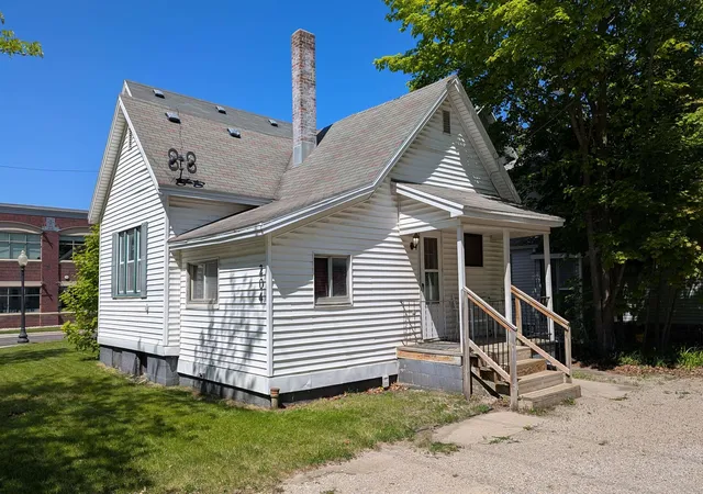 Photo 2 of Single family home for sale at 204 E 8th Street, Traverse City, MI 49684 | MLS# 78080069588 | Listing updated on 2026-09-06