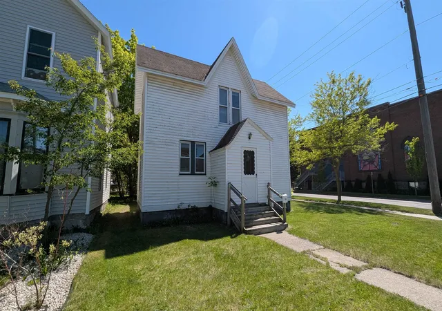 Photo 3 of Single family home for sale at 204 E 8th Street, Traverse City, MI 49684 | MLS# 78080069588 | Listing updated on 2026-09-06