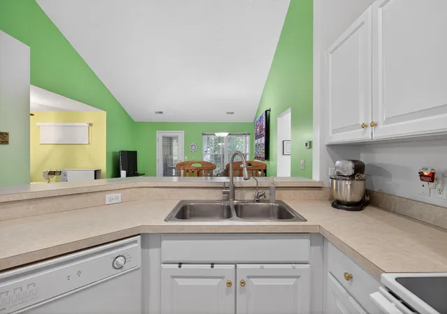 4th image of 864 W Barrington Cir, Jackson, MI 49203 | MLS# 55026028963