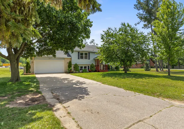 Homes for sale in Kentwood City Kent, MI | 5800 Eastern Ave Se, Kentwood City Kent, MI 49508 | MLS# 65026028986