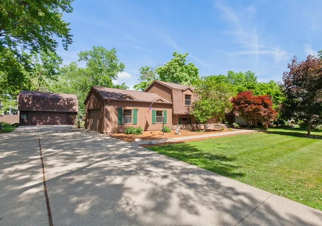 Photo 3 of Single family home for sale at 3165 N Grove Dr, Monroe, MI 48162 | MLS# 81026028997 | Listing updated on 2026-06-19