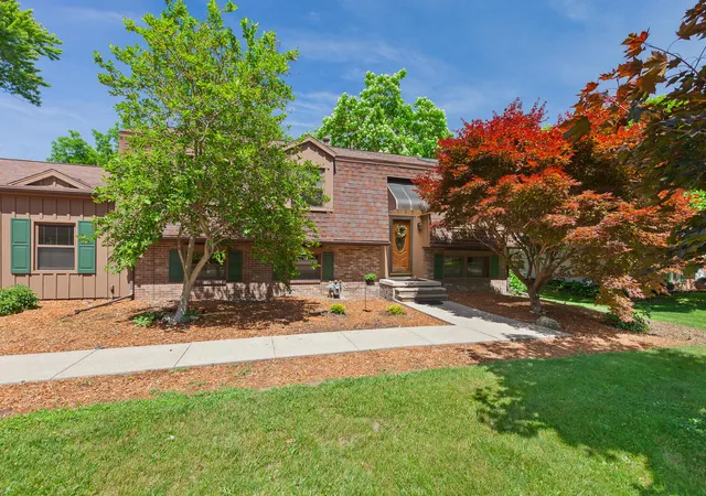 Photo 4 of Single family home for sale at 3165 N Grove Dr, Monroe, MI 48162 | MLS# 81026028997 | Listing updated on 2026-06-19