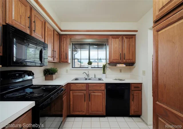 Listing Photo 5 - Condo for sale in building located at 12336 Nantucket Dr, South Lyon, MI 48178 - Unit #3