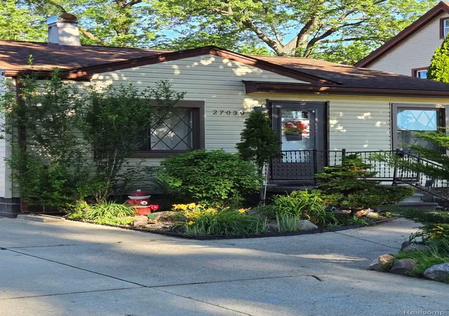 3rd image of 27039 Alden St, Madison Heights, MI 48071 | MLS# 20261044243