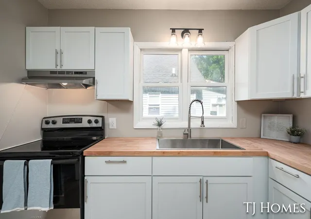 Photo 3 of Single family home for sale at 926 Emerson Ave, Muskegon, MI 49442 | MLS# 65026029078 | Listing updated on 2026-07-31
