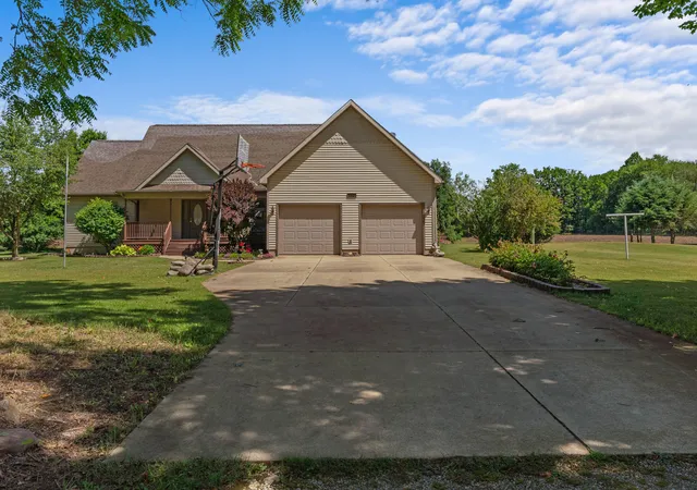 Photo 2 of Single family home for sale at 1016 Lukesport Rd, Quincy, MI 49082 | MLS# 53026029073 | Listing updated on 2026-06-16