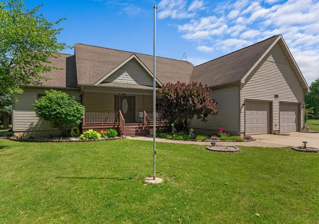 Photo 3 of Single family home for sale at 1016 Lukesport Rd, Quincy, MI 49082 | MLS# 53026029073 | Listing updated on 2026-06-16