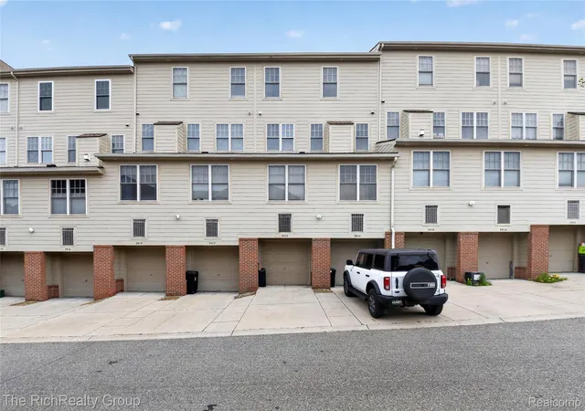 Listing Photo 2 - Condo for sale in building located at 3922 Forester Blvd, Auburn Hills, MI 48326