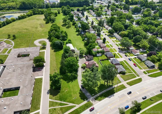 Photo 9 of Single family home for sale at 1684 Baldwin Ave, Pontiac, MI 48340 | MLS# 20261044353 | Listing updated on 2026-09-13