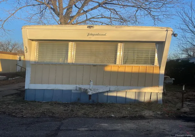 Photo 1 of Single family home for sale at 17297 W Outer Dr, Dearborn Heights, MI 48127 | MLS# 20261044367 | Listing updated on 2026-08-31