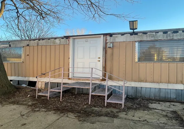 Photo 2 of Single family home for sale at 17297 W Outer Dr, Dearborn Heights, MI 48127 | MLS# 20261044367 | Listing updated on 2026-08-31