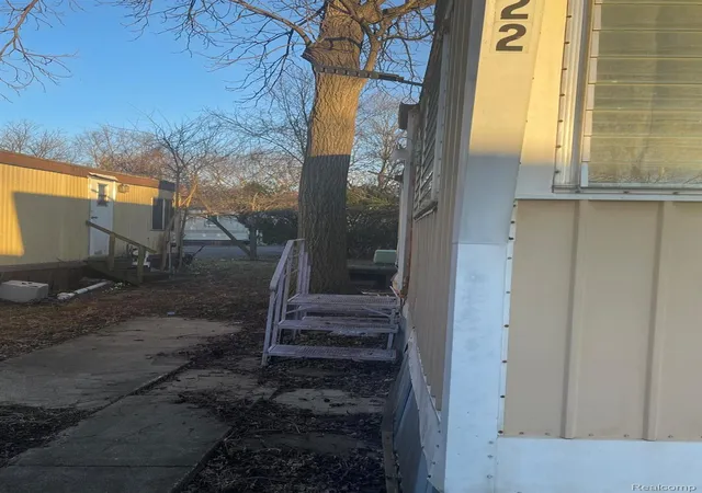 Photo 3 of Single family home for sale at 17297 W Outer Dr, Dearborn Heights, MI 48127 | MLS# 20261044367 | Listing updated on 2026-08-31