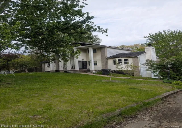 Photo 2 of Single family home for sale at 5242 White Lake Rd, Clarkston, MI 48346 | MLS# 20261044369 | Listing updated on 2026-08-10