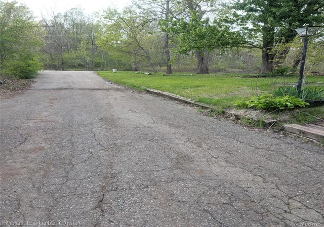 Photo 4 of Single family home for sale at 5242 White Lake Rd, Clarkston, MI 48346 | MLS# 20261044369 | Listing updated on 2026-08-10