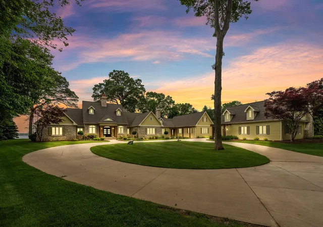 Photo 3 of Mansion for sale at 329 W Circle Dr, Muskegon, MI 49445 | MLS# 65026029181 | Listing updated on 2026-08-27