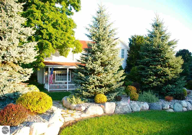Photo 2 of Single family home for sale at 8491 Us 31 N, Williamsburg, MI 49690 | MLS# 78080069626 | Listing updated on 2026-07-17