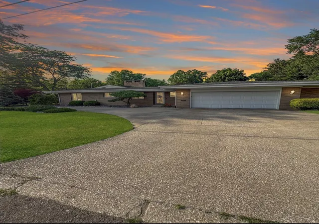 Photo 2 of Single family home for sale at 320 Superior St, Saginaw, MI 48602 | MLS# 61050211312 | Listing updated on 2026-07-30