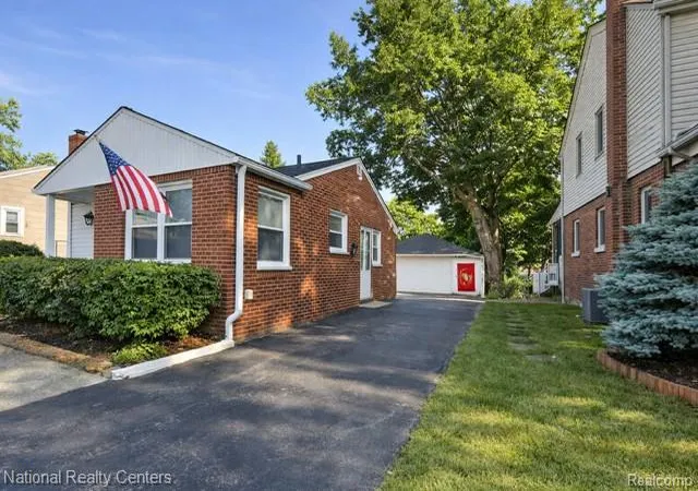 Photo 2 of Single family home for sale at 2639 Woodbine Dr, Waterford, MI 48328 | MLS# 20261044527 | Listing updated on 2026-07-27