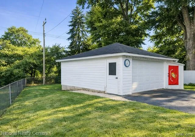 Photo 3 of Single family home for sale at 2639 Woodbine Dr, Waterford, MI 48328 | MLS# 20261044527 | Listing updated on 2026-07-27