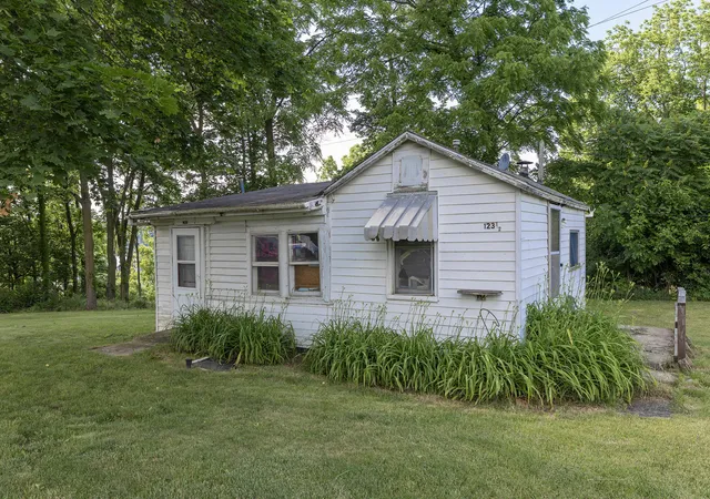 3rd image of 123 Hilltop Ln, Cassopolis, MI 49031 | MLS# 69026029277