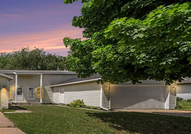 Photo 1 of Single family home for sale at 423 Pine Pl St Se, Grand Rapids, MI 49548 | MLS# 65026029281 | Listing updated on 2026-09-15