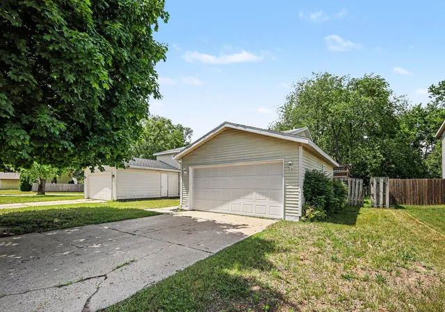 Photo 2 of Single family home for sale at 423 Pine Pl St Se, Grand Rapids, MI 49548 | MLS# 65026029281 | Listing updated on 2026-09-15