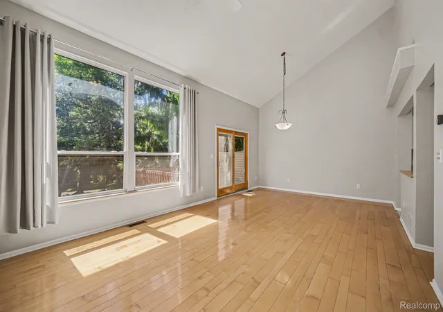 Listing Photo 5 - Condo for sale in building located at 1390 Patricia Ave, Ann Arbor, MI 48103