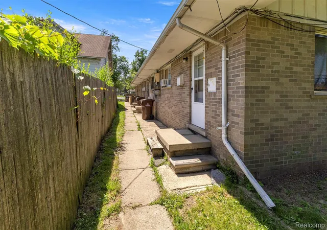 Listing Photo 2 - Condo for sale in building located at 4077 Columbus St, Wayne, MI 48184 - Unit #