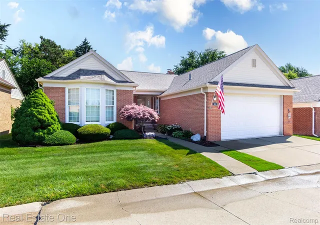 Listing Photo 2 - Condo for sale in building located at 18801 Maple Cir N, Clinton Township, MI 48036 - Unit #13