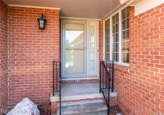 Listing Photo 4 - Condo for sale in building located at 18801 Maple Cir N, Clinton Township, MI 48036 - Unit #13